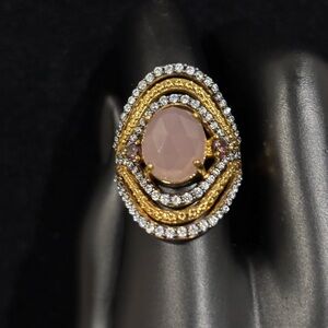 Pretty rose quartz surrounded by gold and crystals sz 9